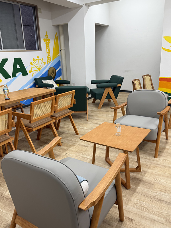 ウッド調の座席エリア